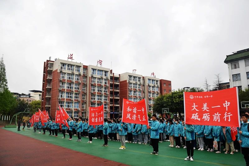 學(xué)生戶外拉練活動.jpg