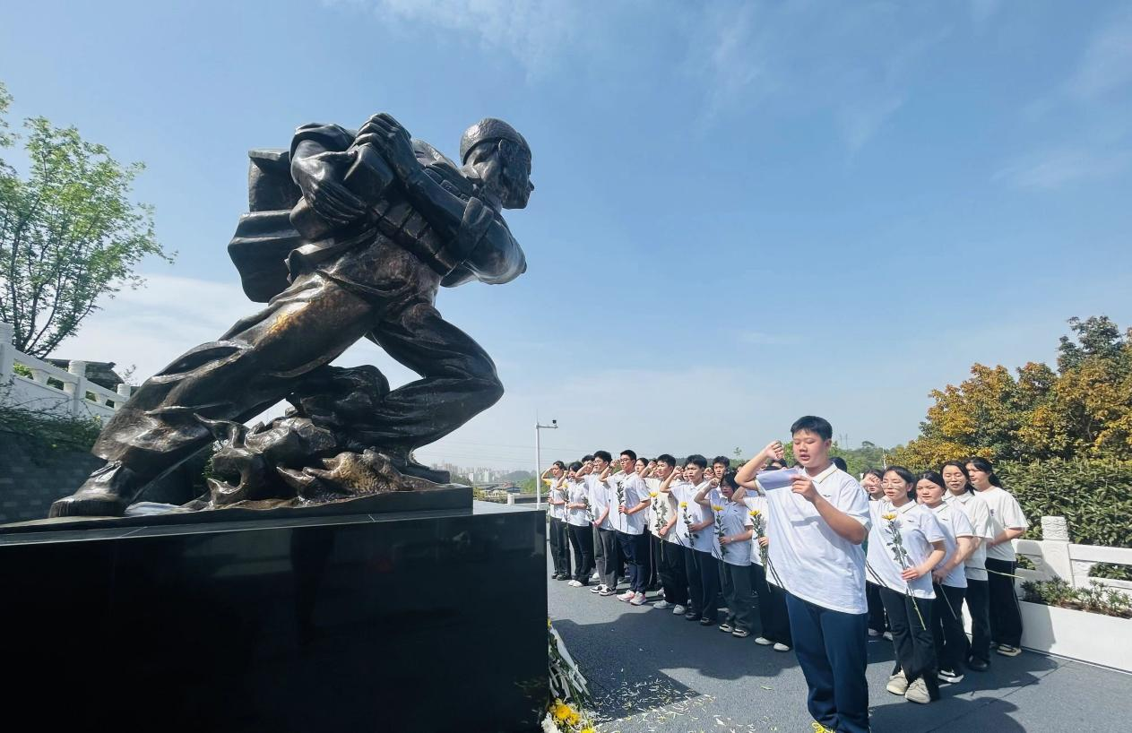 清明祭英烈 ，弘揚(yáng)民族魂——記遂寧一中2024清明祭英烈活動(dòng)7.png