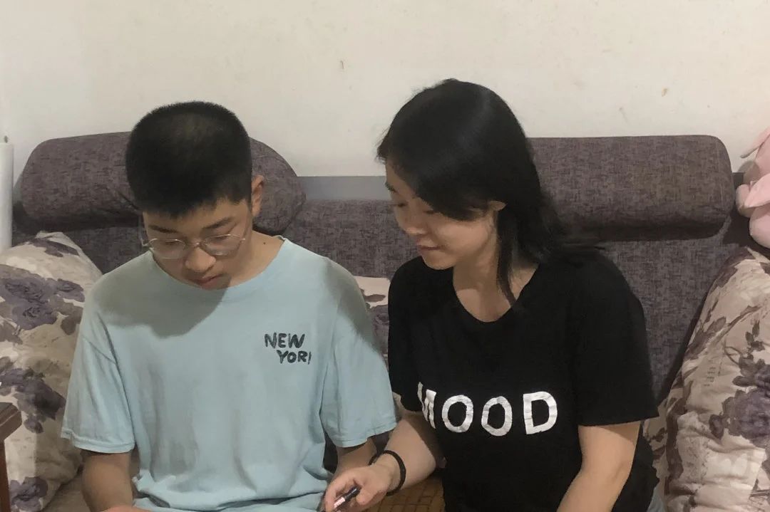老師們與家長(zhǎng)和學(xué)生探討、交流心得5.jpg