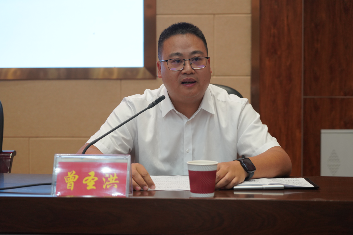 學(xué)校黨委委員、副校長(zhǎng)曾圣洪就分管工作作安排部署.png